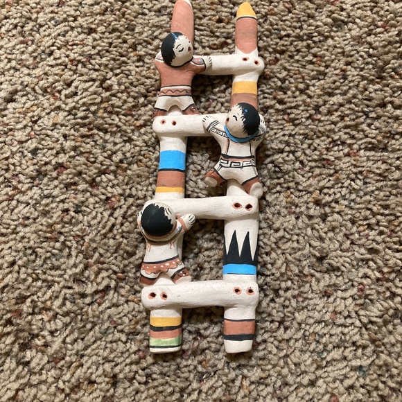 Signed storyteller Native American pottery piece - Picture 1 of 5